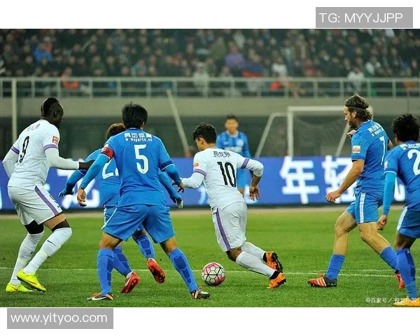 足球明星因涉嫌违法行为被警方拘留引发热议与关注